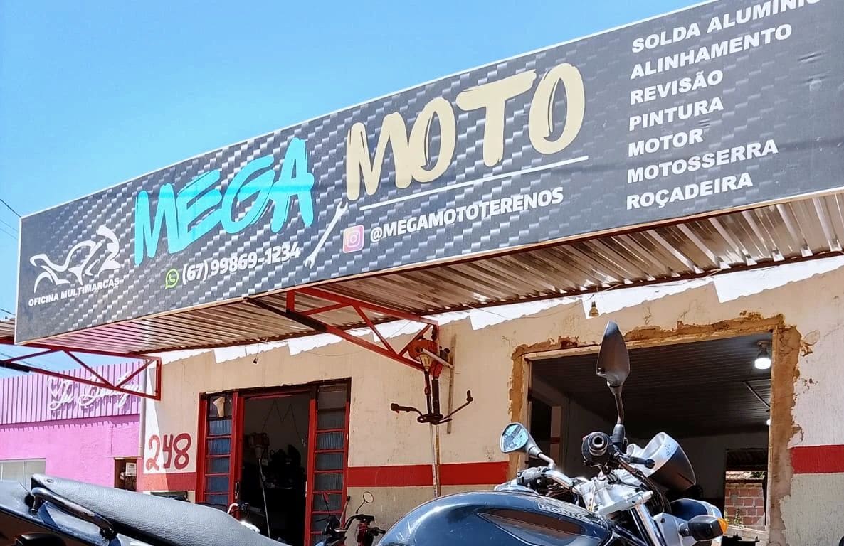 Fachada da Mega Moto com a placa da oficina e a lista de serviços