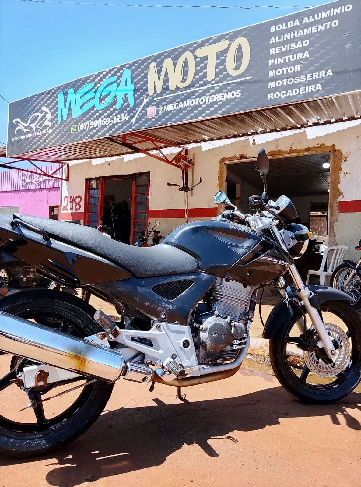 Fachada completa da Mega Moto com uma CBX na frente
