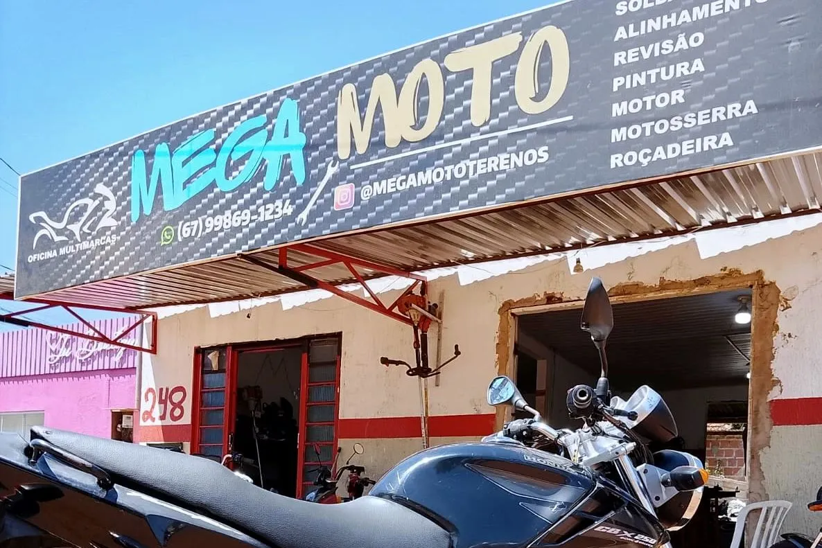 Fachada da Mega Moto com a placa e a lista de serviços