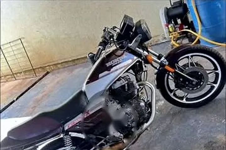 Moto clássica sendo restaurada na oficina