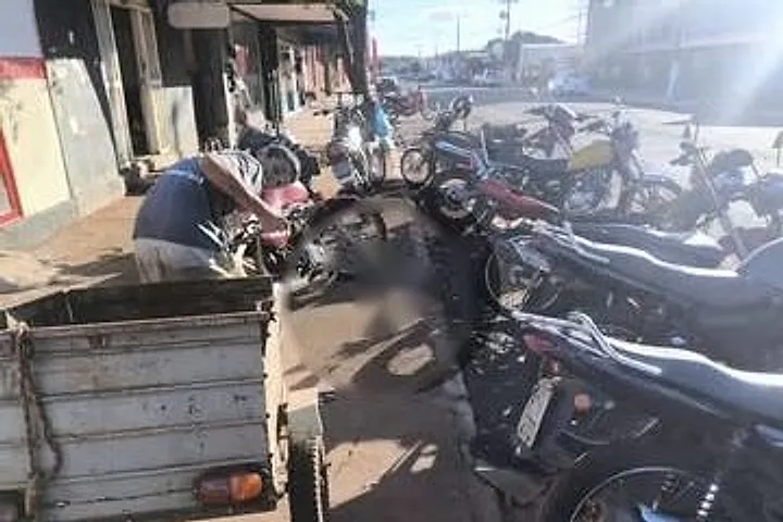 Motos estacionadas em frente à oficina