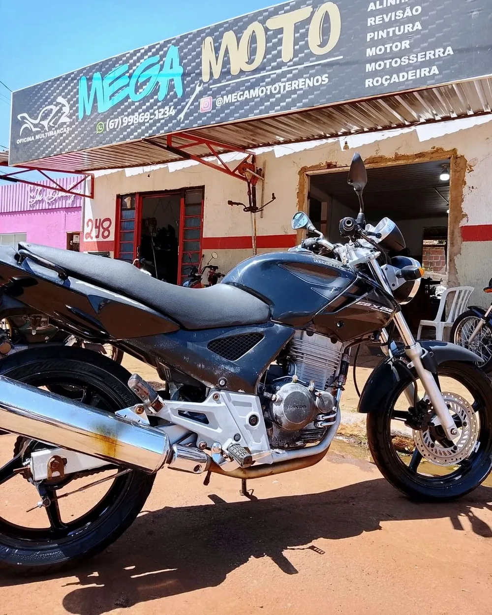 Honda CBX preta em frente à oficina Mega Moto
